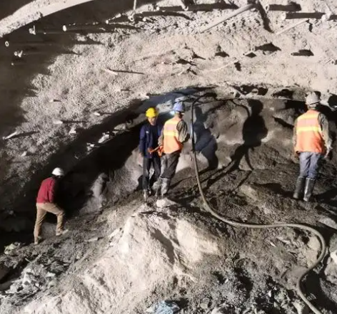 武平拱顶带模注浆料的施工流程及注意事项